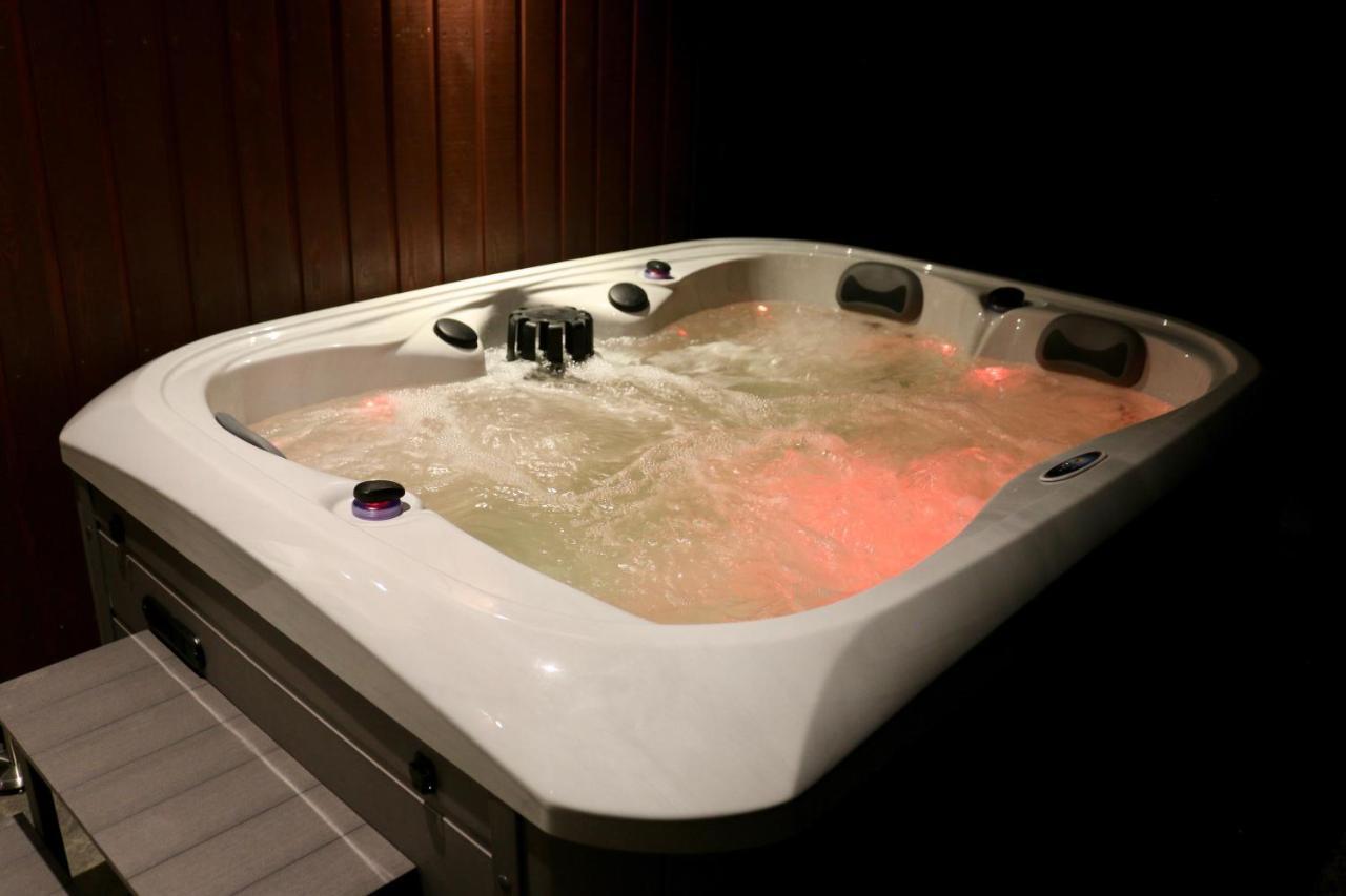 Frances' Sketch Pad With Hot Tub Apartment Fort William Ngoại thất bức ảnh